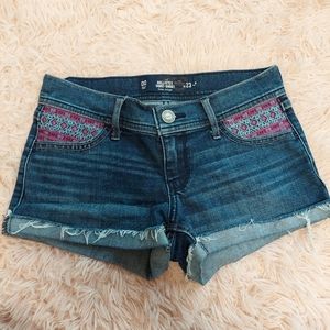 Hollister Low Rise Jean Short - With Embroidered Details - Size 00 w23